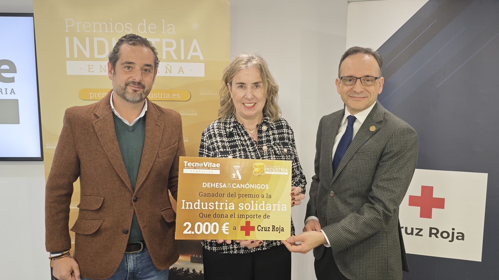 Cruz Roja recibe 2.000 euros donados por TecnoVitae en los VII Premios de la Industria en España